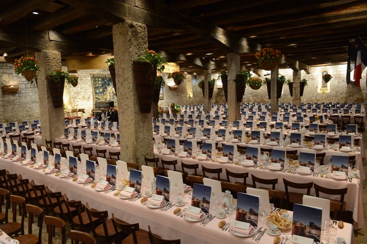 Grand cellier avec plus de 500 couverts.